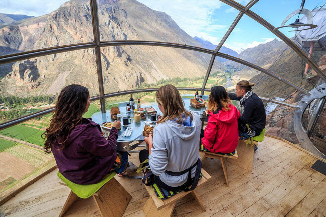 Từ trên các phòng trong suốt ở độ cao 440m, du khách có thể chiêm ngưỡng toàn cảnh thung lũng nguyên sơ Urumbamba ở Peru.
