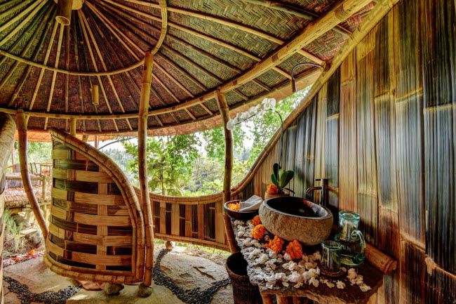 10. Bambu Indah, Bali, Indonesia: Đây là một trong những khách sạn trên thế giới giúp du khách có thể trải nghiệm cuộc sống ở vùng sông nước.
