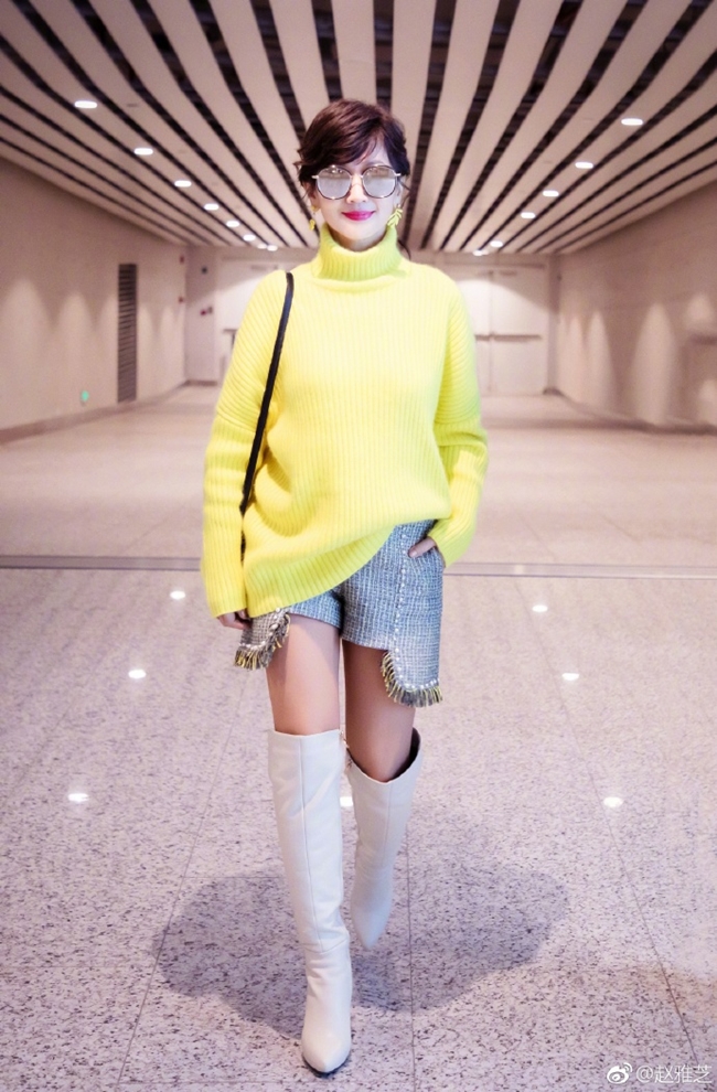 Không chỉ được biết đến nhan sắc trẻ trung, người đẹp phim "Bến Thượng Hải" còn liên tục được khen ngợi là mỹ nhân U70 có gu thời trang hiện đại, sành điệu.