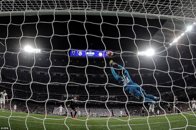 Ajax hủy diệt Bernabeu, Real thua thảm: &#34;Nhà vua&#34; băng hà trong tủi hổ - 8