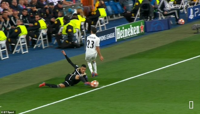 Ajax hủy diệt Bernabeu, Real thua thảm: &#34;Nhà vua&#34; băng hà trong tủi hổ - 11