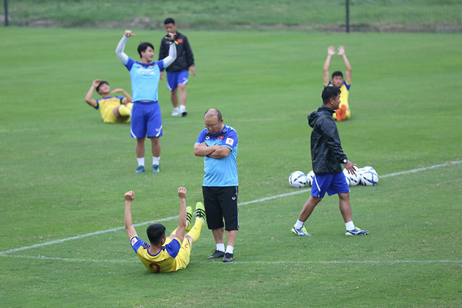 U23 Việt Nam tập buổi đầu: Thầy Park ra mắt ê-kip trợ lý Hàn Quốc mới - 3