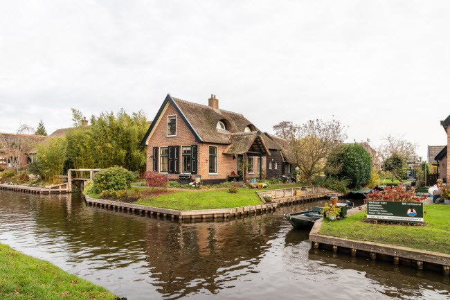 Giethoorn là một trong những điểm du lịch hấp dẫn nhất thế giới, với các cây cầu gỗ bắc qua hệ thống kênh chạy khắp thị trấn.