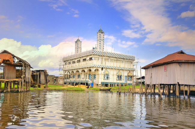 Ganvie, Benin: Khoảng 20.000 sinh sống tại ngôi làng nhỏ này ở Benin. Các ngôi nhà được xây dựng trên mặt nước và những chiếc thuyền là phương tiện di chuyển quan trọng của người dân.