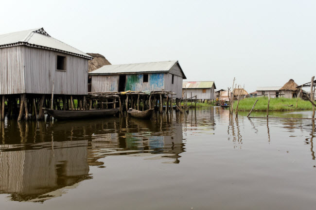 Ngôi làng Ganvie nằm cách xa bờ, nên người dân kiếm sống bằng nghề đánh bắt cá.