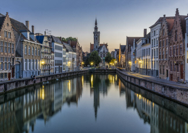 Các con kênh chạy qua trung tâm thành phố Bruges và được UNESCO công nhận là di sản thế giới.