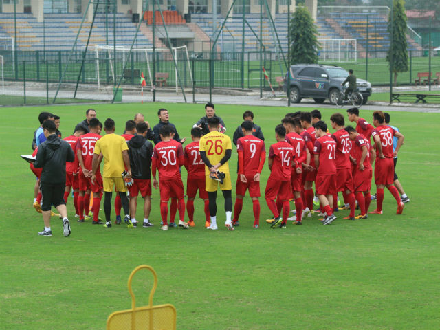 U23 Việt Nam ”luyện công” ngày 7/3: Quang Hải tập riêng, Đình Trọng tái xuất