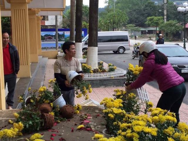 Lạng Sơn: Phản cảm cảnh 'tranh cướp' hoa trang trí ở ga Đồng Đăng