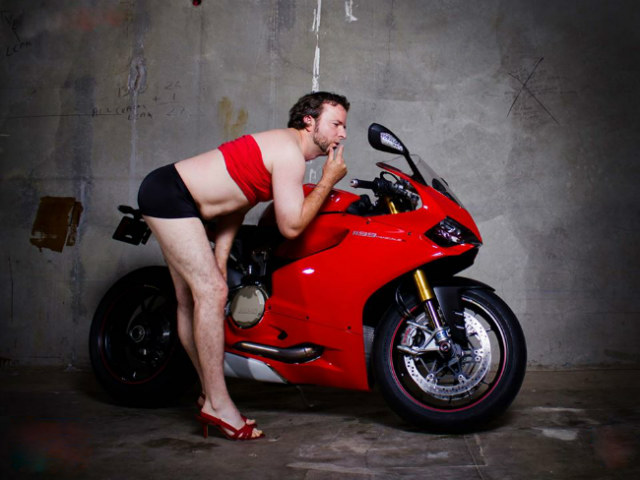 Phì cười bộ ảnh “mỹ nam” tạo dáng bên siêu xe Ducati