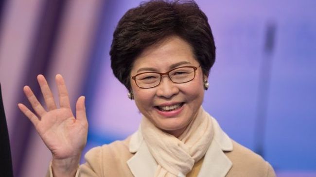 1. Carrie Lam
Bà là người phụ nữ đầu tiên tại Hong Kong, Trung Quốc trở thành giám đốc điều hành một công ty vào năm ngoái. Carrie lần đầu tiên nổi tiếng trước công chúng vào năm 2007 khi bà trở thành Đặc khu trưởng Hồng Kông, Ty trưởng Ty chính vụ rồi làm Bộ trưởng Phát triển.