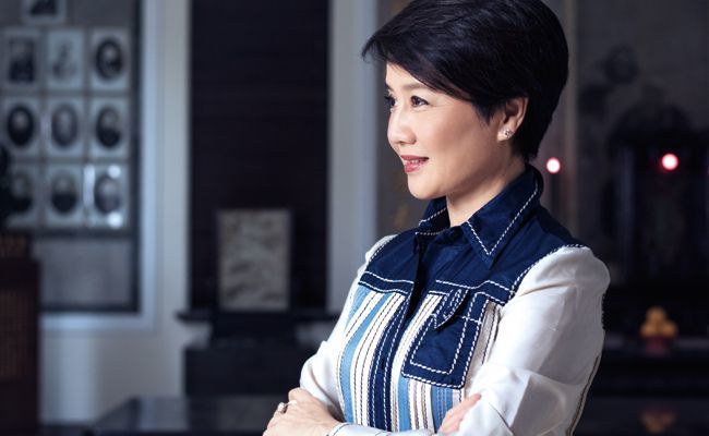 11. Angela Leong

Là giám đốc điều hành và cổ đông cá nhân lớn nhất của SJM Holdings - công ty sở hữu nhiều giấy phép nhất cho các sòng bạc ở Macau, Angela cũng là thành viên được bầu của Hội đồng Lập pháp Macau.