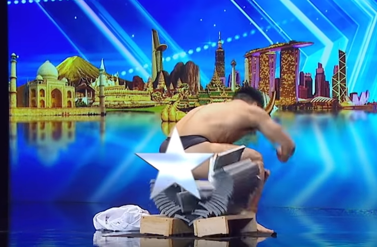 Chàng trai Nhật gây sốc khi thoát y trên sân khấu Asia’s Got Talent - 3