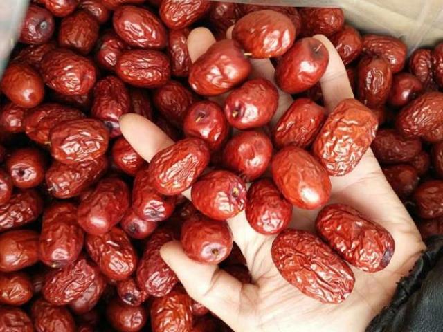 Lạ lùng: Chị em lùng mua đặc sản táo đỏ Tàu ngon bổ 300.000 đồng/kg