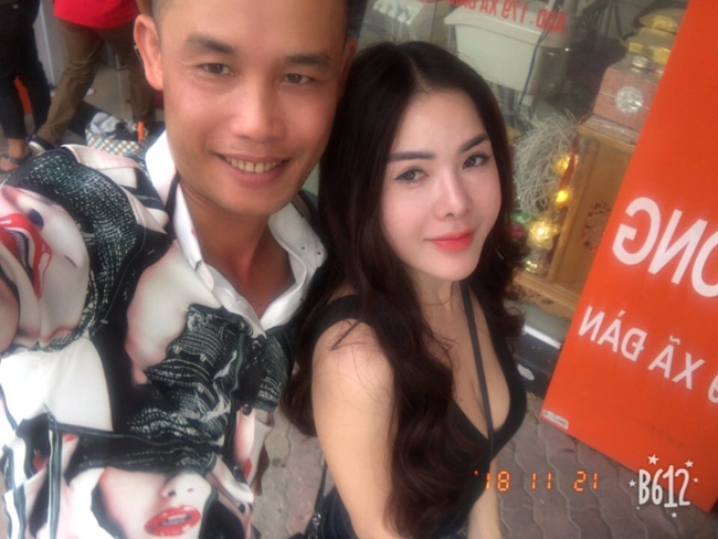 Hiệp Gà cùng diễn viên trẻ Hằng Nga trên phim trường. Cả hai cùng góp mặt trong bộ phim hài Tết &#34;Bản nhiều vợ&#34; gây nhiều tranh cãi.