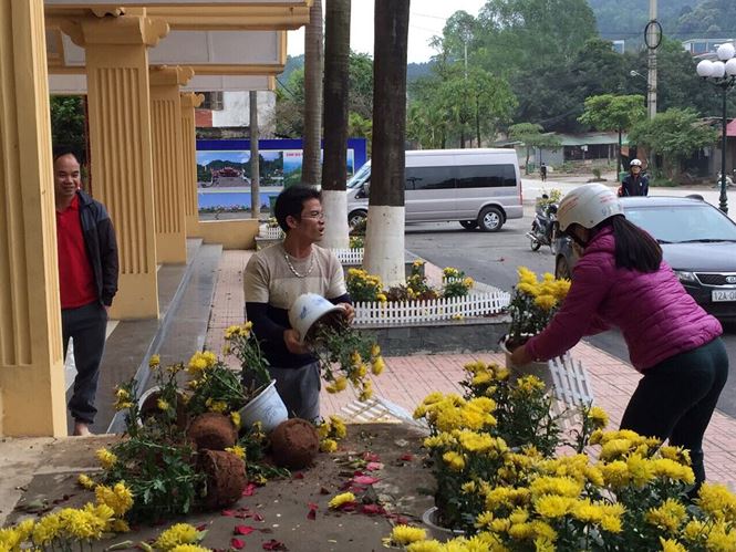 Lạng Sơn: Phản cảm cảnh &#39;tranh cướp&#39; hoa trang trí ở ga Đồng Đăng - 1