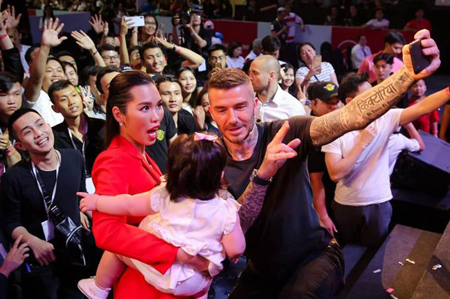 Cựu cầu thủ David Beckham bất ngờ có mặt tại một sự kiện ở TP.HCM tối 9.3, anh xuất hiện bên cạnh người mẫu kiêm ca sĩ Hà Anh. Chân dài này mang theo con đến dự sự kiện. Hai mẹ con cùng chụp ảnh với ngôi sao người Anh trước rất đông người hâm mộ.