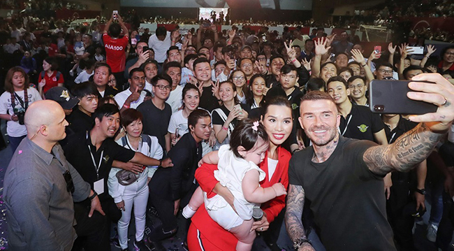 David Beckham rất thích thú, cưng nựng con gái của Hà Anh.