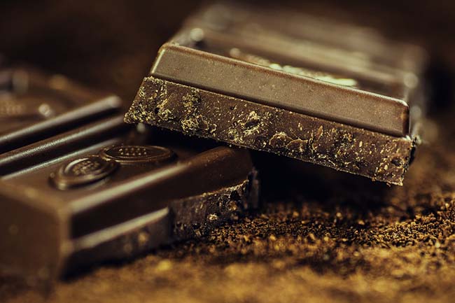 13. Sô cô la đen là một loại thực phẩm bổ não giúp tăng cường chức năng nhận thức. Trên thực tế, sô cô la đen độc đáo ở chỗ nó thực sự tốt cho sức khỏe không giống như sô cô la trắng hay sữa.