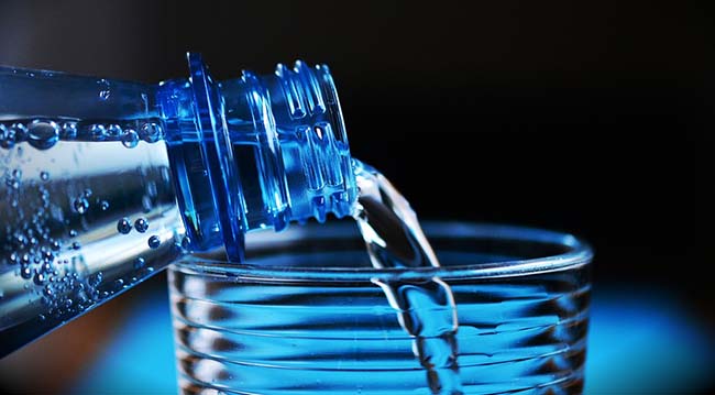 14. Nước: Hydrat hóa là điều kiện tiên quyết chính để đầu óc tỉnh táo và tập trung. Vì vậy, hãy chắc chắn rằng bản thân cần cung cấp đủ nước cho cơ thể suốt 1 ngày.