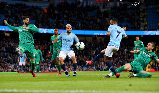 Man City thắng gây tranh cãi: Lỗi trọng tài, Sterling lập hat-trick &#34;ma&#34;? - 1