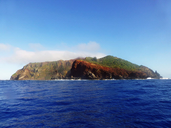 5. Đảo Pitcairn: Nằm giữa Peru và New Zealand, hòn đảo hẻo lánh Pitcairn chỉ có 50 cư dân và phần lớn họ là con cháu của một nhóm người nổi loạn trong quá khứ. Người dân ở đây kiếm sống chủ yếu dựa vào du lịch, nông nghiệp và nuôi ong lấy mật.