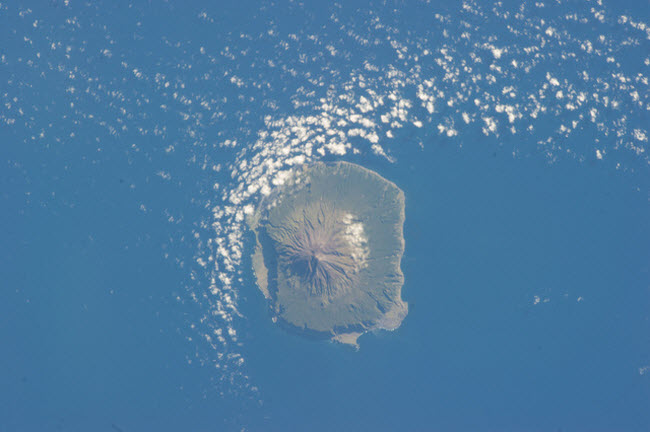 7. Đảo Tristan Da Cunha: Đây là hòn đảo chính của quần đảo hẻo lánh nhất trên Trái đất ở Đại Tây Dương. Nơi đây chỉ có 247 người sinh sống. Nhà thám hiểm người Bồ Đào Nha Tristão da Cunha lần đầu tiên phát hiện hòn đào vào năm 1506 và đặt tên cho nó giống tên của ông.