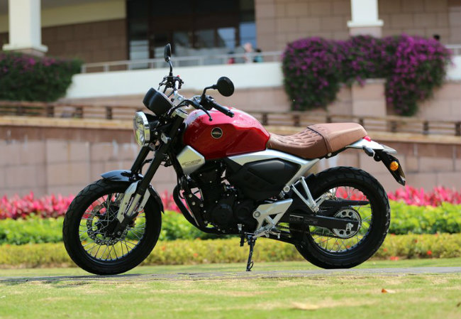 2019 Honda CB190SS cũng có phong cách theo dạng Neo Sport Cafe &#40;Xe thể thao cafe mới&#41;. Đó là một phong cách tân cổ điển kết hợp giữ nét hoài cổ và các trang bị hiện đại.