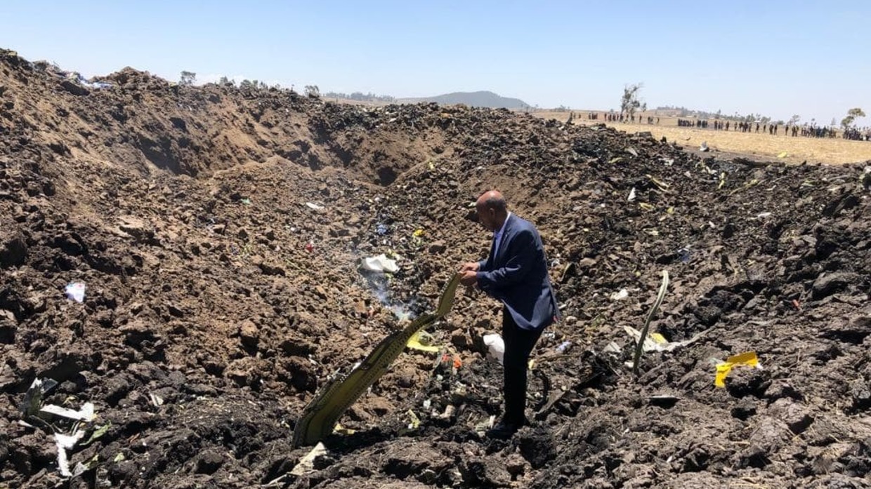 Cận cảnh hiện trường máy bay Ethiopia chở 157 người rơi - 1