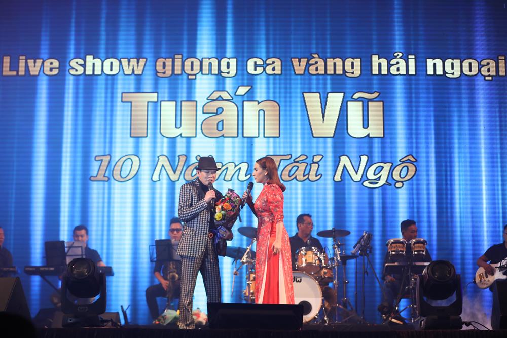 Phi Nhung giật hoa trên tay Tuấn Vũ, ném xuống sàn sân khấu - 1