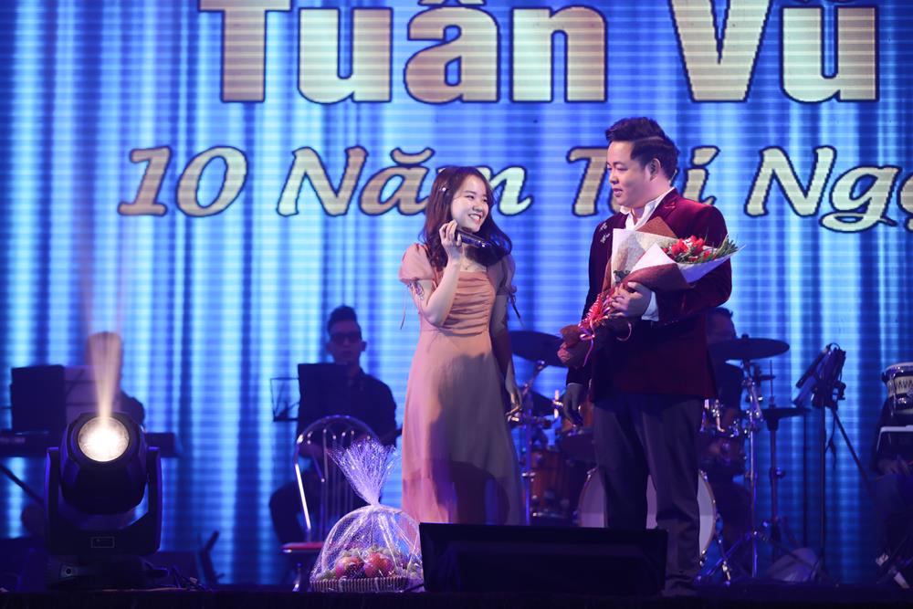 Phi Nhung giật hoa trên tay Tuấn Vũ, ném xuống sàn sân khấu - 10