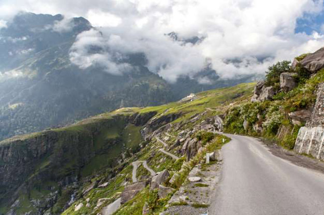 Đèo Rohtang, Ấn Độ: Đèo núi cao, nằm ở dãy Hy Mã Lạp Sơn, ở độ cao 13.054 feet so với mực nước biển. Thách thức lớn nhất đối với những người đi qua con đường là phải dọn sạch tuyết mới đi được.