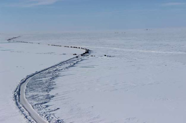 Đường cao tốc James Dalton, Alaska: Dài tới 414 dặm với mùa đông gió rất lớn, tuyết dầy phủ kín đường và mùa hè thì phải thận trọng với những tảng đá và bụi bốc lên bởi những chiếc xe tải chạy quá tốc độ.