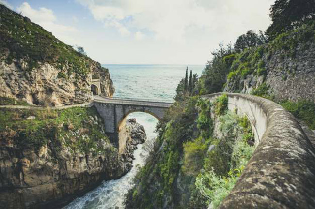 SS163, Ý: Tuyến đường bờ biển Amalfi nổi tiếng đi theo bờ biển từ phía Nam của Sorento đến Salerno ở Ý. Con đường nổi tiếng với những khúc cua, ngoằn ngoèo và chật hẹp.