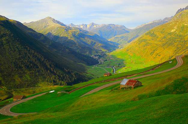 Đèo Oberalp, Thụy Sĩ: Đèo cao 6,706 feet là điểm cao nhất trên tuyến đường Glacier Express, theo My Swiss. Con đường thường bị đóng cửa vì thời tiết và tuyết tích tụ giữa tháng 10 và tháng 12.