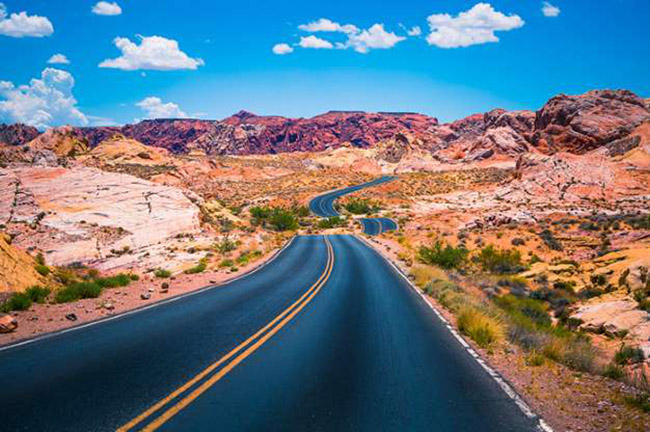 Thung lũng đường lửa, Nevada: Đây là con đường chính xuyên qua Công viên tiểu bang Valley of Fire, là địa điểm không thể bỏ qua cho bất kỳ ai đam mê ngoài trời đến thăm Vegas.