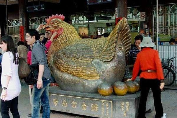 Ngôi chùa "hào phóng" nhất thế giới, người dân túng thiếu có thể đến vay tiền - 4