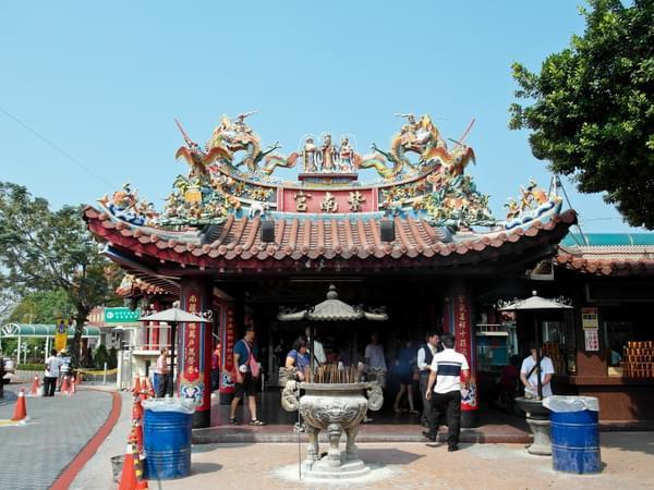 Ngôi chùa "hào phóng" nhất thế giới, người dân túng thiếu có thể đến vay tiền - 1
