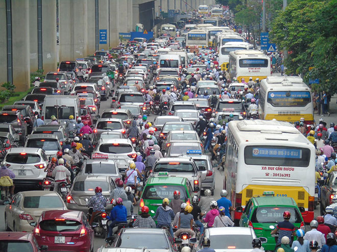 Chuyên gia nói gì về đề xuất cấm xe máy trên đường Nguyễn Trãi, Lê Văn Lương? - 1