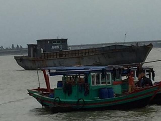 Phát hiện tàu Trung Quốc bị hủy số hiệu trôi dạt trên biển Hà Tĩnh