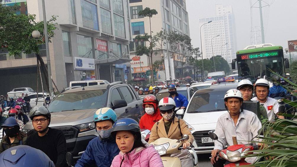 Cảnh ùn tắc và lộn xộn ở hai tuyến đường Hà Nội muốn thí điểm cấm xe máy - 1