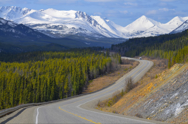 Alaska, Mỹ: Từ năm 1976, Alaska đã thành lập một quỹ riêng để chi trả cho người dân sống ở đây. Quỹ này được lấy từ ngành công nghiệp khí đốt và dầu mỏ của bang. Mỗi người dân ở Alaska nhận được khoản trợ cấp trung bình 1.250 USD/năm.