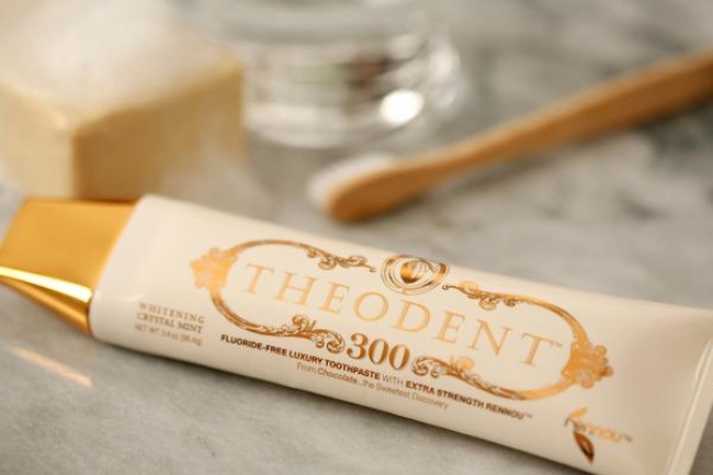 Nhìn thoáng quá, đây chỉ là tuýp kem đánh răng bạc hà bình thường. Nhưng THEODENT đã thêm vào nó một thành phần đặc biệt gọi là Rennou: sau lần đầu tiên sử dụng, nó tăng cường và bảo vệ răng suốt cả ngày. 1 tuýp này có giá 100USD (2,3 triệu VND).