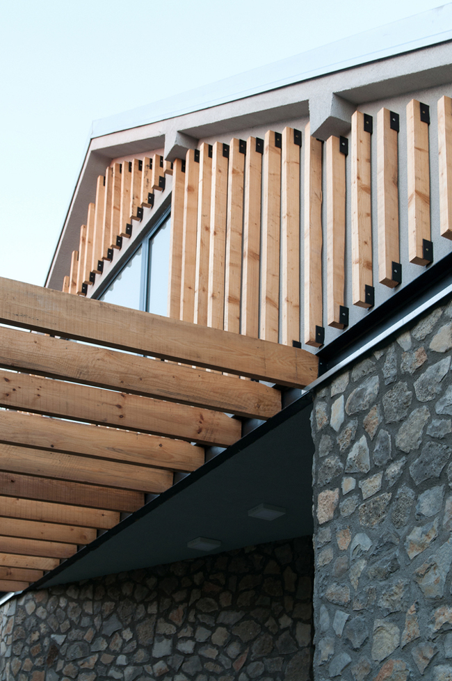 Tầng áp mái sử dụng hệ thống lam gỗ thông thoáng, kết hợp mái ngói đỏ au, vừa bình dị mà vẫn rất hiện đại và sang trọng.