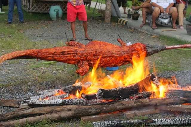 Cá sấu nướng nguyên con của người Philippines khiến ai cũng kinh hãi khi nhìn thấy - 2