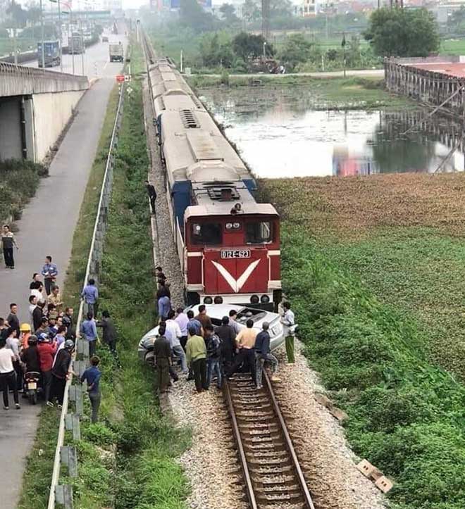 Tàu hỏa kéo lê ô tô trên đường ray, 5 người thương vong - 1