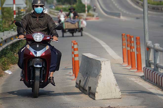 Sau tai nạn chết người vì tông dải phân cách: Nhiều cọc tiêu được gắn thêm và thay mới - 5