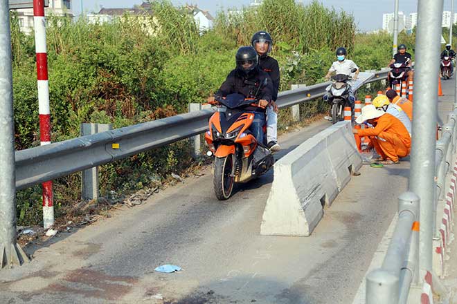 Sau tai nạn chết người vì tông dải phân cách: Nhiều cọc tiêu được gắn thêm và thay mới - 3