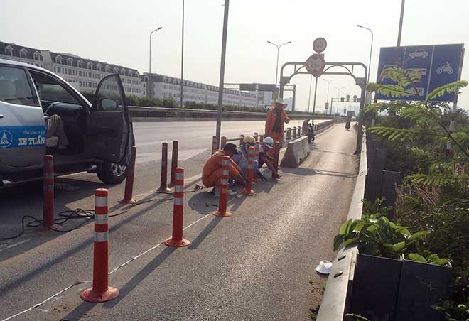 Sau tai nạn chết người vì tông dải phân cách: Nhiều cọc tiêu được gắn thêm và thay mới - 4