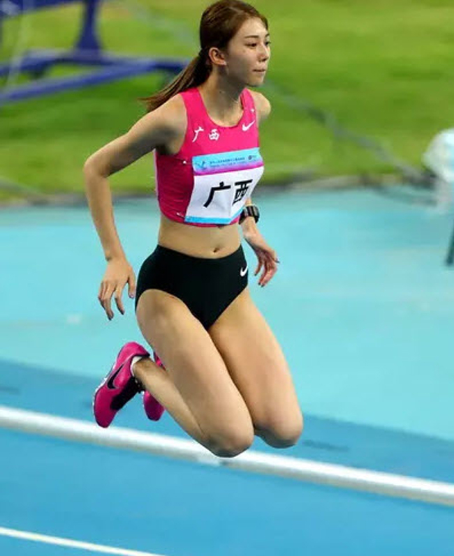 Cô giành chức vô địch 4x400m tại giải vô địch quốc gia dành cho lứa tuổi trẻ vào năm 2011.
