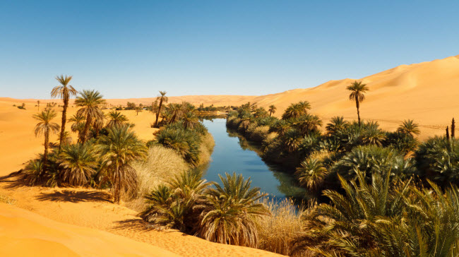 Ubari, Libya: Ốc đảo này được tìm thấy tại thung lũng Tanga thuộc vùng sa mạc Sahara. Nước ở ốc đảo Ubari có độ mặn tương đương như biển Chết.